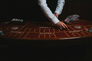 Bàn baccarat cận cảnh với bài và chip trên mặt bàn casino