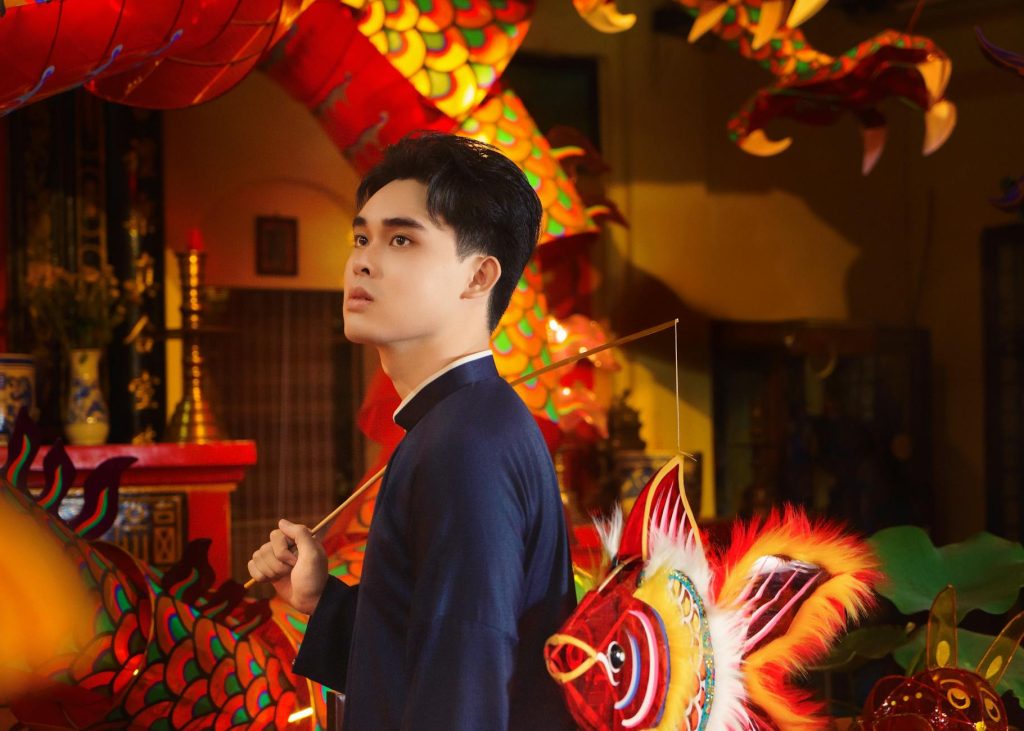 Người dùng kiểm tra trạng thái giao dịch rút tiền trên điện thoại