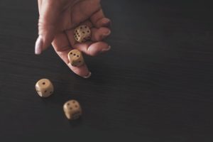Bàn Sic Bo với bố cục các ô cược và ba viên xúc xắc