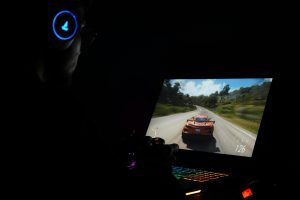 Người chơi phân tích thống kê trận e-sport trên máy tính trước khi đặt cược