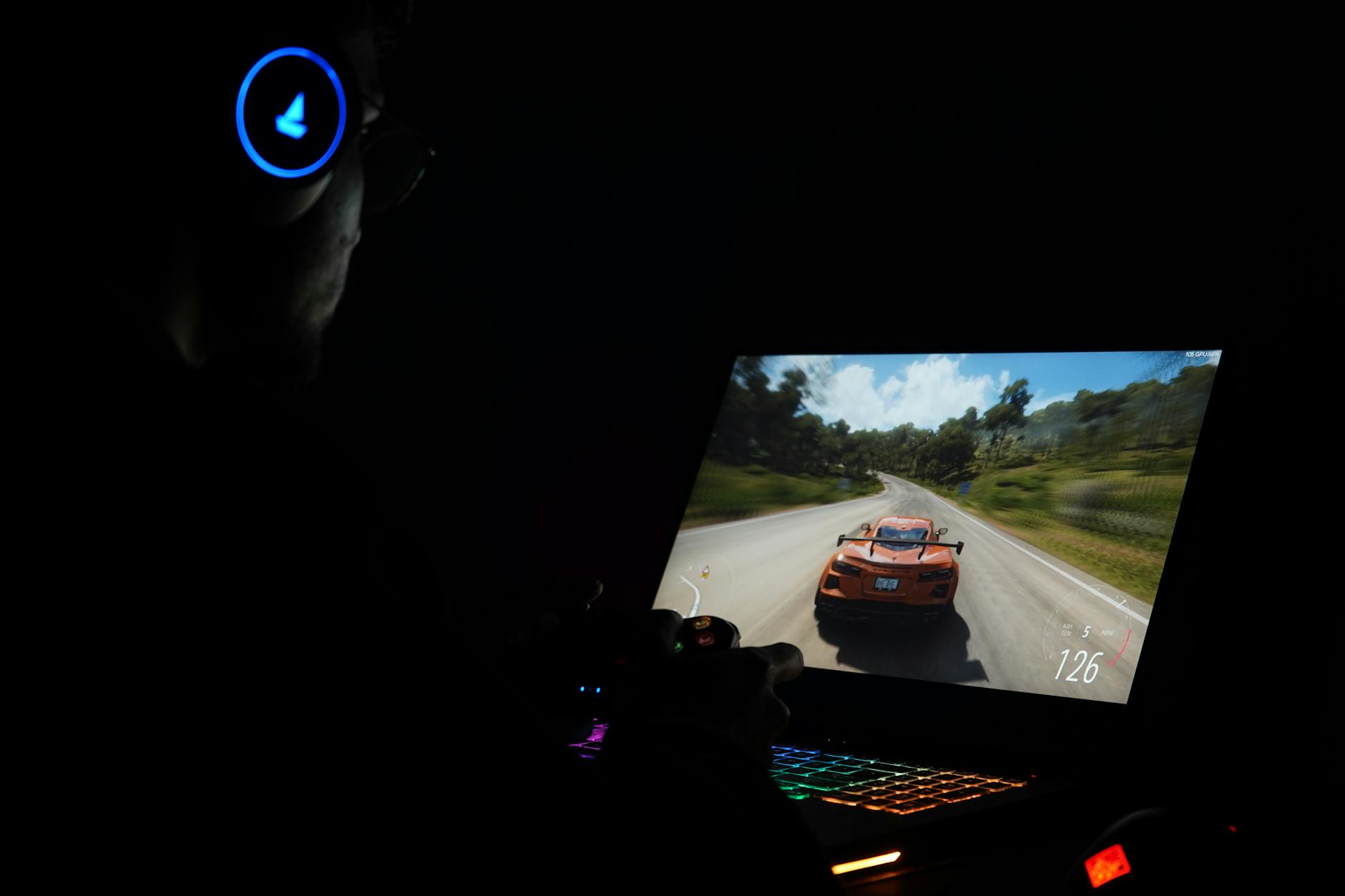 Người chơi phân tích thống kê trận e-sport trên máy tính trước khi đặt cược
