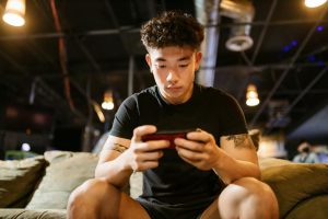 Người chơi trải nghiệm tiến lên online trên điện thoại với giao diện gọn gàng