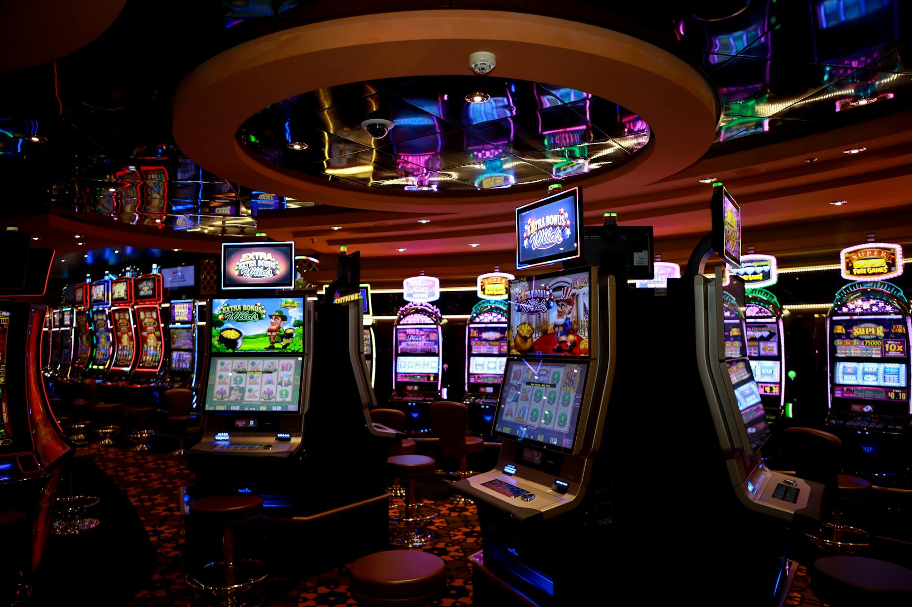 Cận cảnh guồng quay slot với hiệu ứng biểu tượng đổ xuống