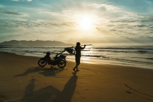 Người chơi kiểm tra giao diện xổ số trực tuyến trên điện thoại trước khi tham gia